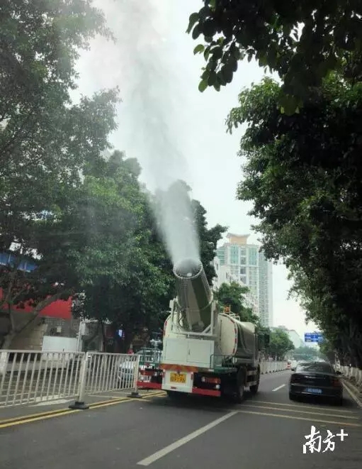 多功能抑塵車”亮相長安街頭，改善空氣質(zhì)量。